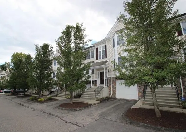 904 Larson Dr, Danbury, CT 06810