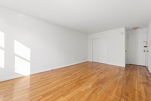 3rd image of 301 E 84th St APT 3b