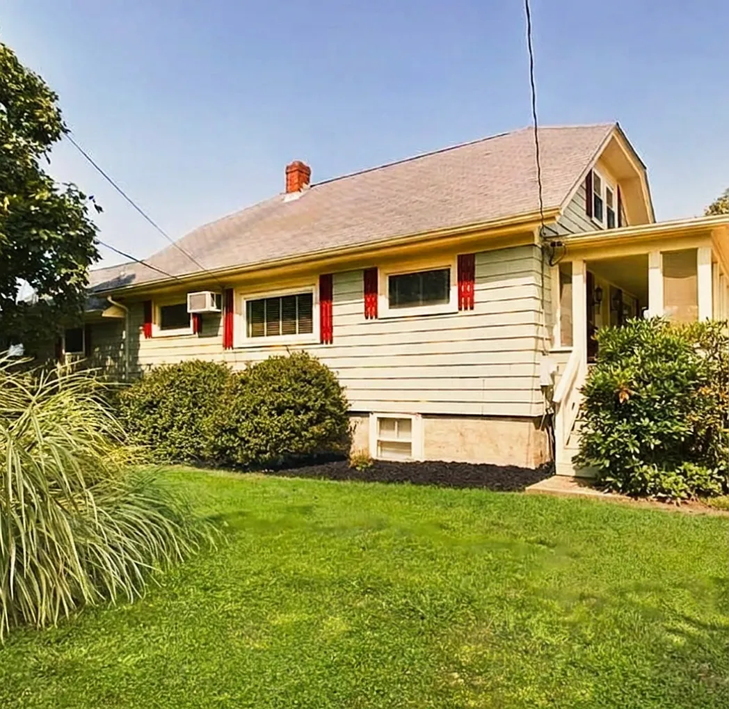 3 bed, 2305 sqft, $3,300 — Photo 3