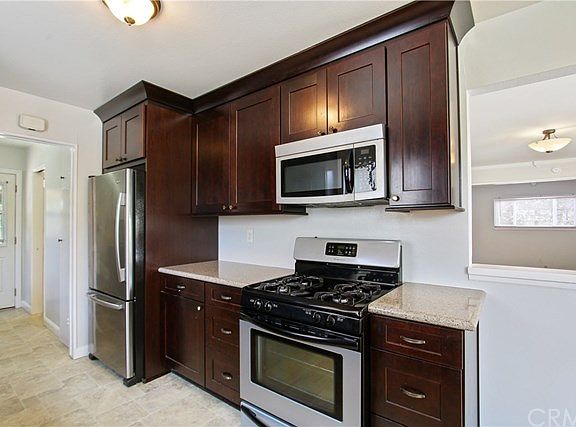 5th image of 3485 Thornlake Ave