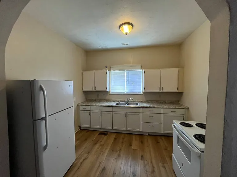 114 W Courtois St #1F — Photo 6
