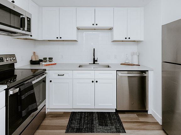 2nd image of 955 W Saint Clair Ave APT 1004