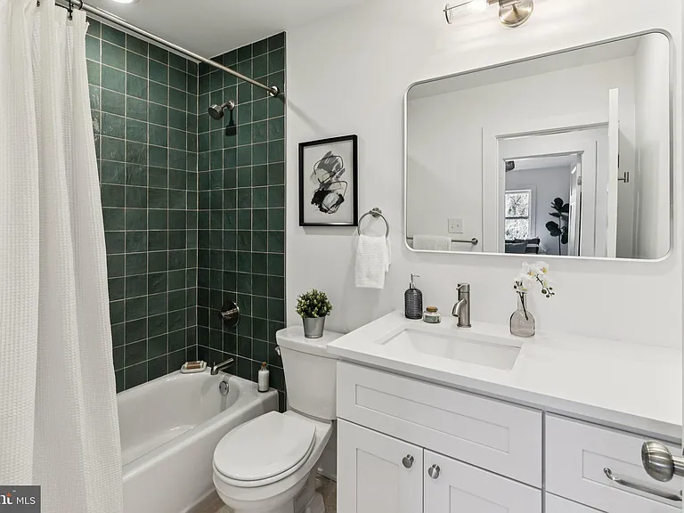 732 Harry St — Photo 32