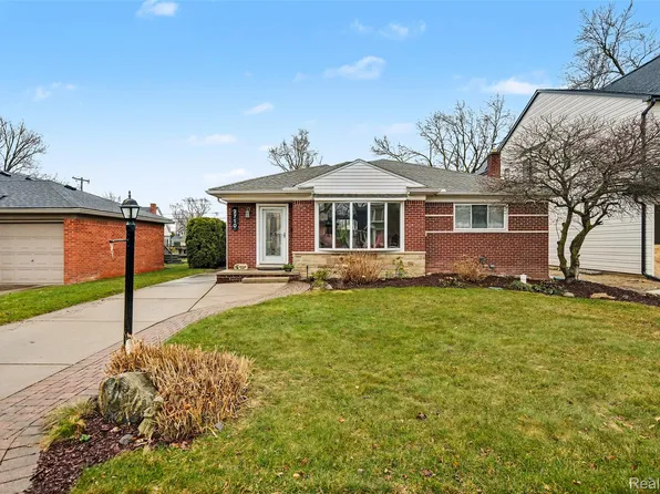 2710 Dorchester Rd, Birmingham, MI 48009