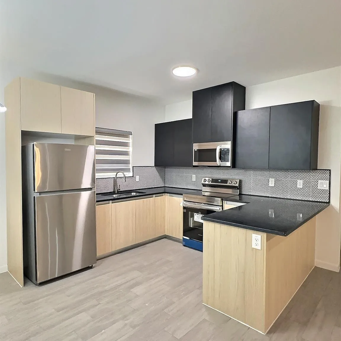 2 bed, 2.0 bath, 915 sqft, $1,200 — Photo 3