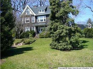 62 E Loop Rd, Staten Island, NY 10304