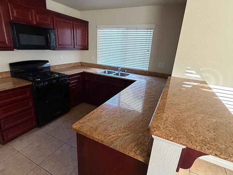 585 Hart Dr — Photo 10