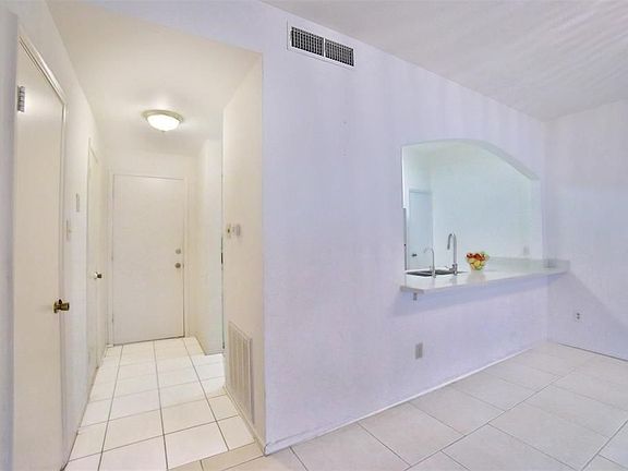 5th image of 642 Wilcrest Dr