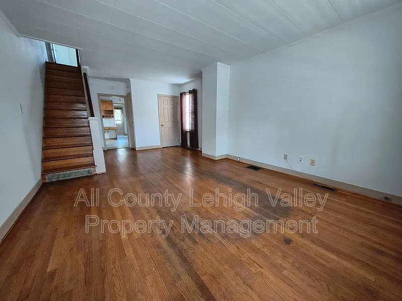 3 bed, 1.5 bath, 1045 sqft, $1,995 — Photo 4
