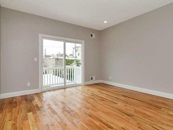 Master Bedroom w/ balcony