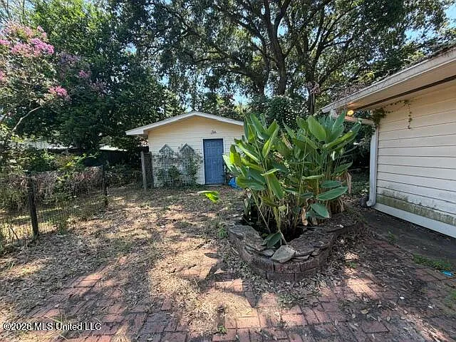 710 Mills Ave — Photo 23