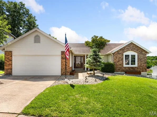16448 Green Pines Dr, Ballwin, MO 63011