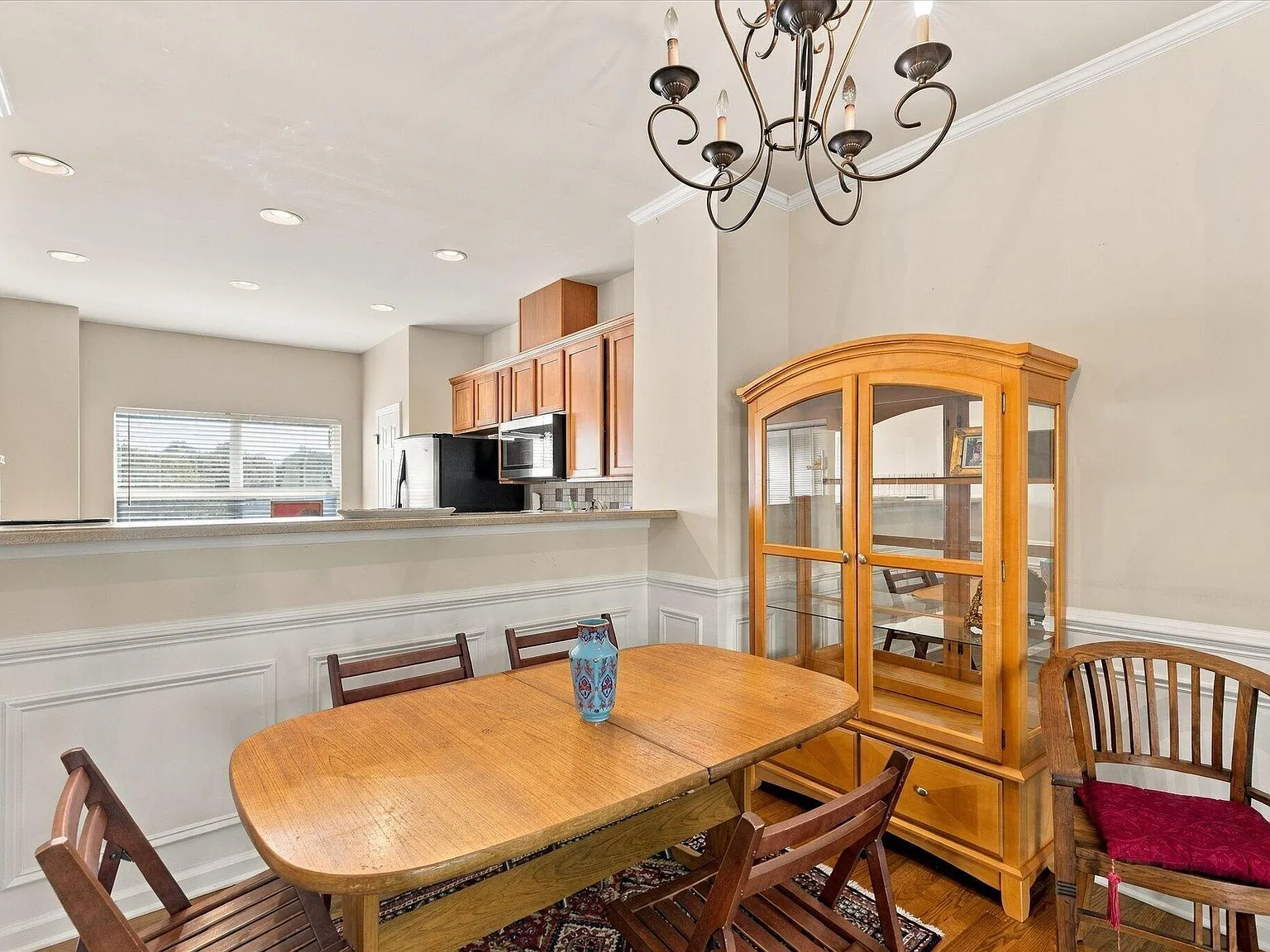 3 bed, 3.5 bath, 2008 sqft, $2,100 — Photo 4