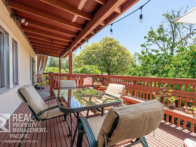 1550 Beverly Pl — Photo 31