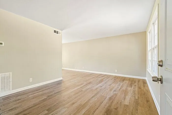 743 McPherson Dr — Photo 2