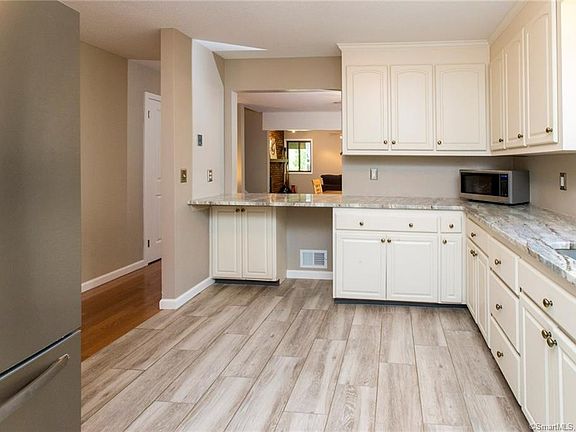 4th image of 505 Summer Hill Dr #505