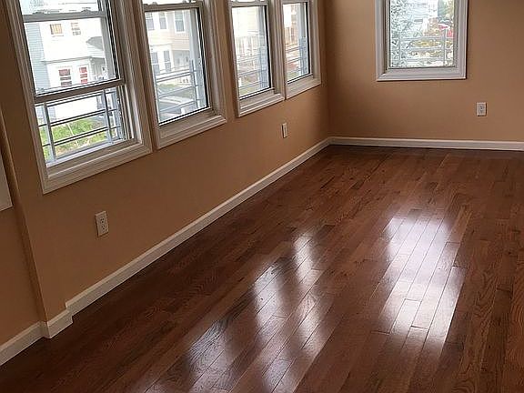 2nd image of 194 Oakwood Pl Fl 1T