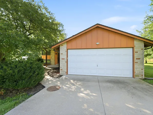 724 Meadowbrook Cir, Moberly, MO 65270