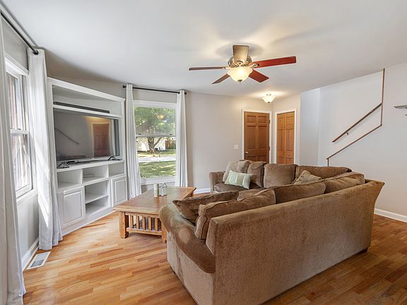 3rd image of 33 Woodbine Dr