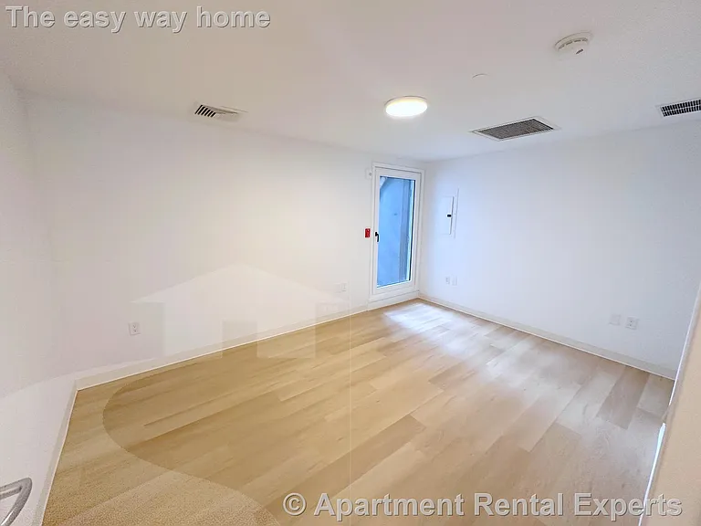 27 Warren St #1 — Photo 6