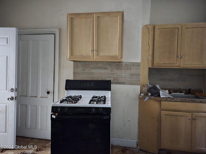 3rd image of 201 Catherine Street