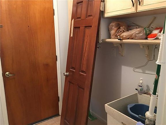 4th image of 2674 Robin Ave