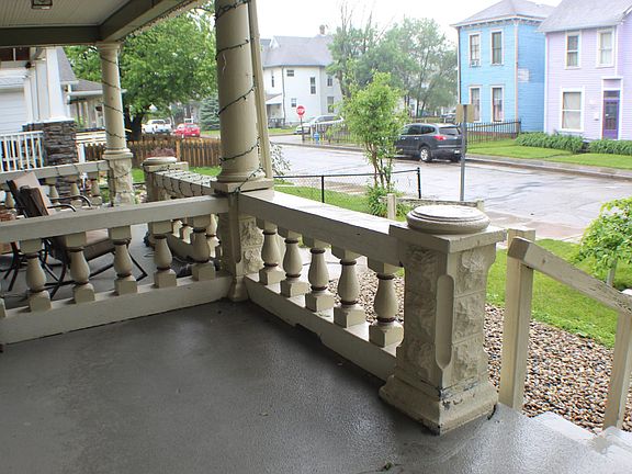 Front porch perfect for watching the sunset!
