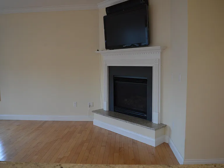 606 Park Ave — Photo 17