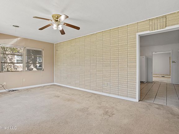 5th image of 1058 Park Ct N