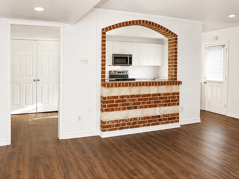 4253 Hartford Dr — Photo 2