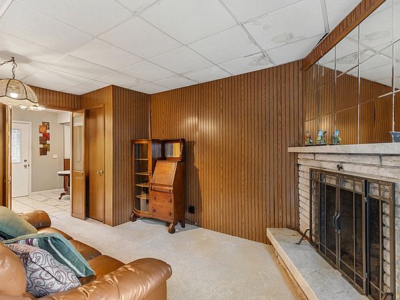 3rd image of 10246 Douglas Ave