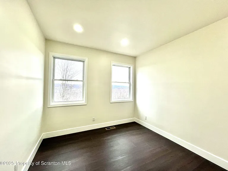 105 Parkdale Dr — Photo 6