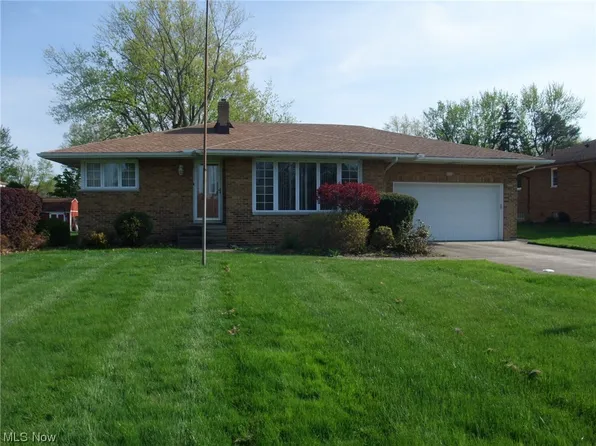 1032 Cherry Ln, Seven Hills, OH 44131