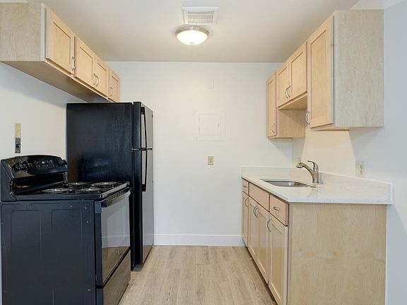 4th image of 1800 Fremont Ave N #5