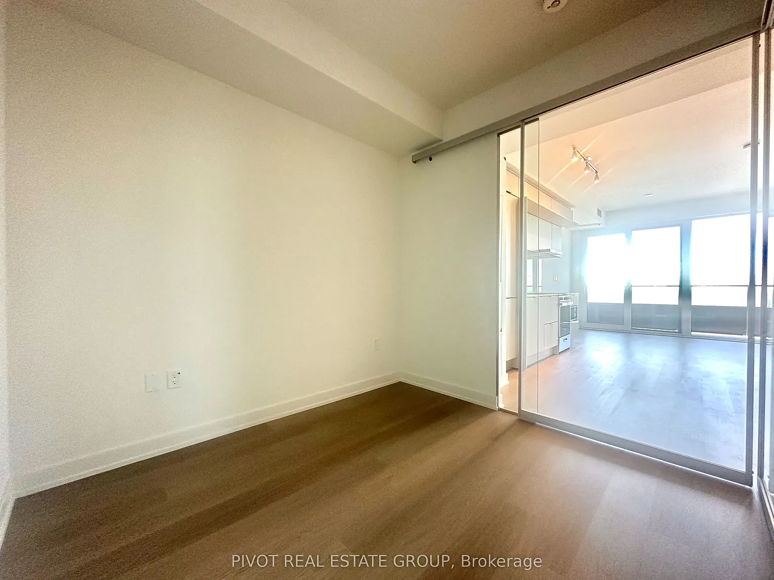 448 Burnhamthorpe Rd W — Photo 4