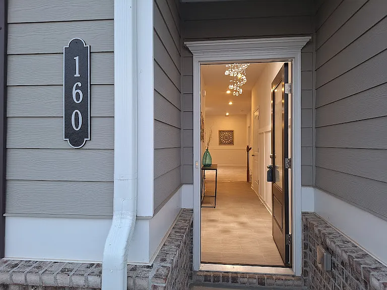 160 Marion Dr — Photo 6