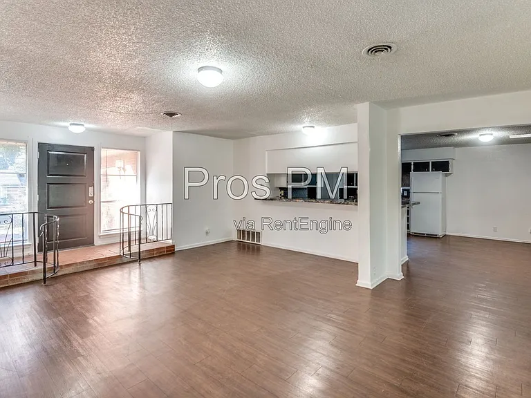 2101 Bradford Dr — Photo 1