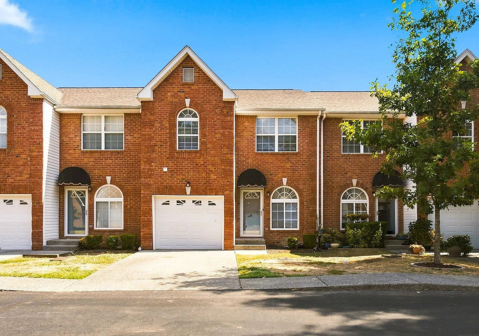 7 miles to downtown, rolling greenspace behind rental beautiful views, located in "Easthaven" 3BR... — Photo 2