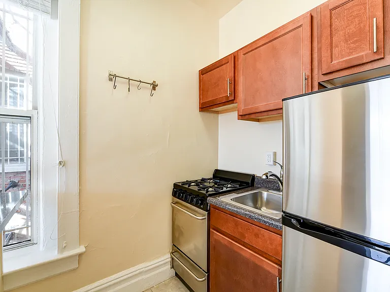 Dupont Apartments — Photo 11