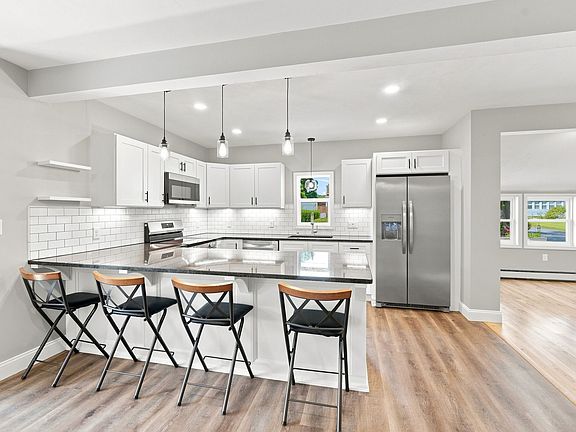 3rd image of 20 Grace Ave #2