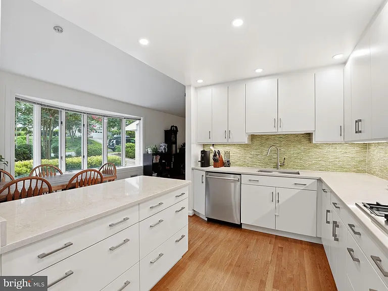405 Underhill Pl — Photo 12