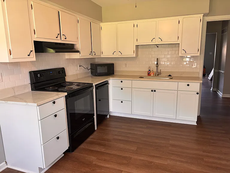 124-126 Greenbriar Rd — Photo 2