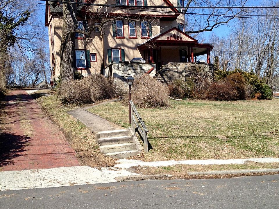 Front Lawn & Driveway