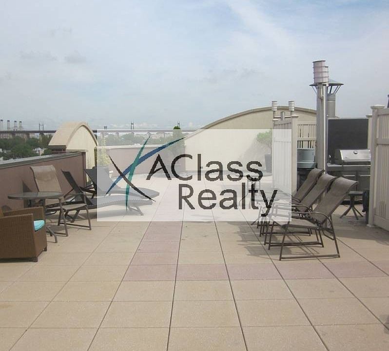 1st image of 2702 Hoyt Ave S #5