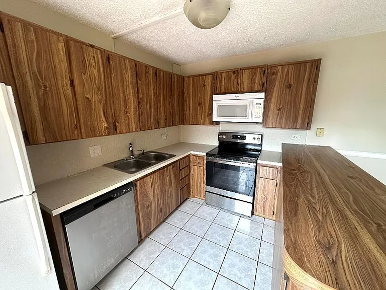 1006 10th Ln — Photo 2