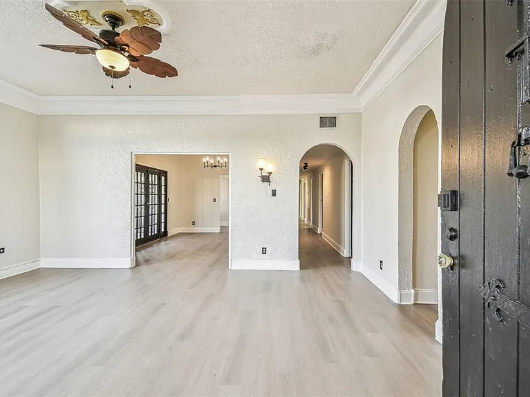 2102 W La Salle St — Photo 2