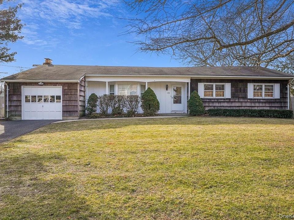 1st image of 182 Connetquot Drive
