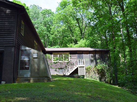 Greenhouse and Screened Porc