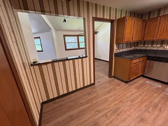 3rd image of 117 Teakwood Ln