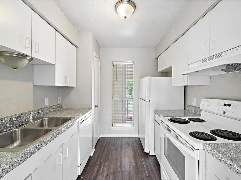 2202 16th Ave N #10 — Photo 3